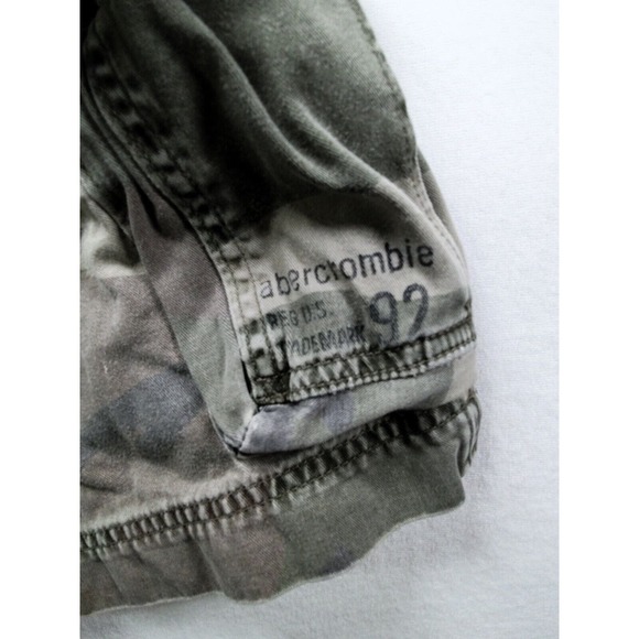 Abercrombie Reg. U.S. Trademark Youth Camo Cargo Shorts Size 12 - Picture 4 of 14
